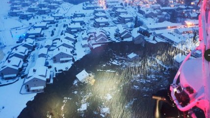 Земля разверзлась на сотни метров под домами: оползень опустошил городок в Норвегии (фото, видео)