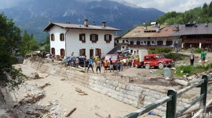 Оползень в Италии: вертолетами эвакуировали 200 туристов 