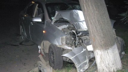 Автомобиль в Сумах врезался в дерево, травмированы дети