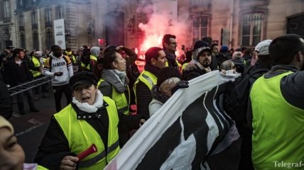 Протесты во Франции: рейтинг Макрона упал до рекордно низкого уровня