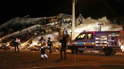 Мощное землетрясение в Турции: число жертв возросло (Видео)