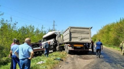 Под Николаевом столкнулись автомобиль ВСУ, зерновоз и маршрутка: 10 пострадавших