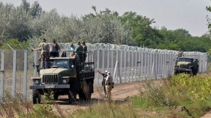 Венгрия отгородилась от Хорватии колючей проволокой