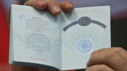 Яценюк рассказал, когда начнут выдавать биометрические паспорта 