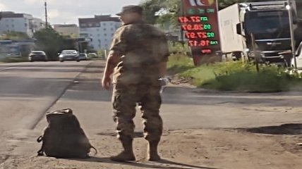 "Нарахування ще не було, добирайся сам": після госпіталю військового змусили автостопом їхати через всю Україну