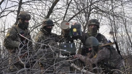 Українські військовослужбовці працюють із протитанковим комплексом "Стугна"