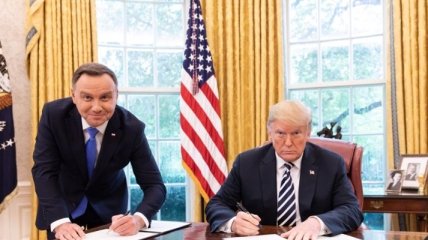 В Польше дискуссию и критику вызвал снимок Дуды с Трампом