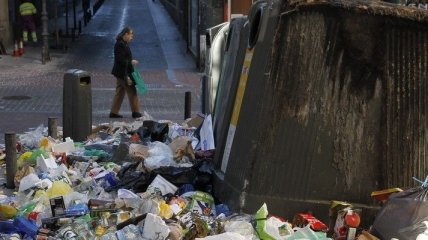 Мадрид тонет в горах мусора: дворники бастуют уже почти неделю