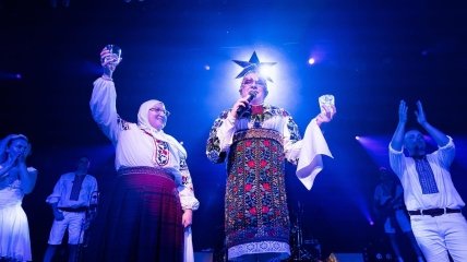 Верка Сердючка с "мамой" выступили во Львове на свадьбе