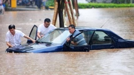 Сильные ливни: в Китае жертвами стихии стали не менее 14 человек