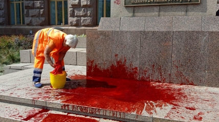 Коммунальщики отмывают краску со ступеней КГГА и флагштока