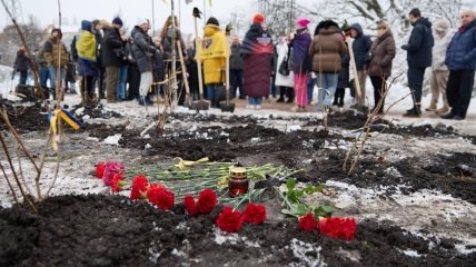 По инициативе ОО "Сообщество Семей Еленовки" в Голосеевском парке была заложена Аллея памяти защитников Украины. Фото со страницы ОО