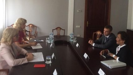 Денисова обсудила со спецпредставителем ПА ОБСЕ ситуацию в Украине