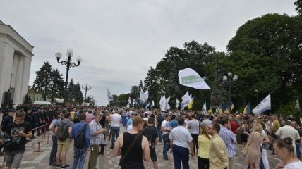 У Рады митингуют сторонники снятия депутатской неприкосновенности