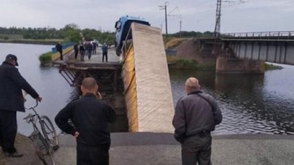 На Днепропетровщине рядом с разрушенным мостом установят понтонную переправу