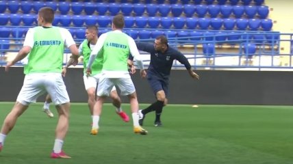 Буквально водит за руку: как Шевченко тренирует сборную Украины (видео)