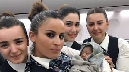 Стюардессы из Турции приняли роды у пассажирки во время полета