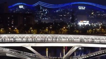 "Лента Мебиуса": В Китае открыли уникальный мост (Видео)