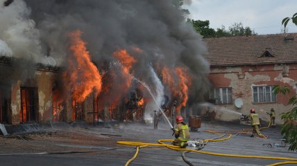 Велику пожежу на заводі в Ужгороді гасили півдоби: фото і відео наслідків