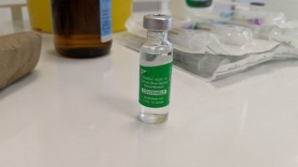 Вместе с уколом - волна негатива: как в Украине проходит вакцинация от COVID-19