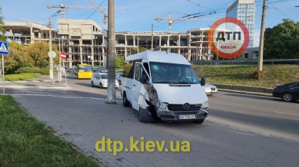 Водитель маршрутки из Одессы не справился с управлением и резался в столб