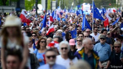 В Варшаве десятки тысяч человек принимают участие в протесте