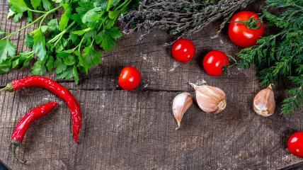 Зелень и специи - секрет ароматных томатов
