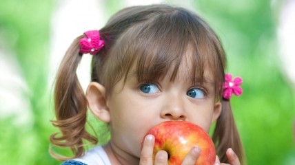 Девочка с яблоком (тематическое фото)