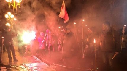 Активисты устроили ночное факельное шествие к МВД и ГПУ