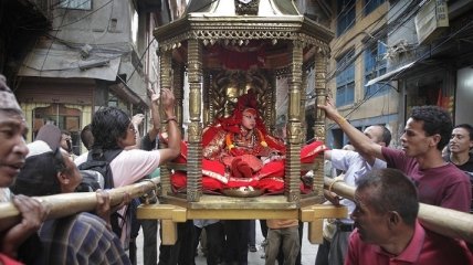 Кумари: Юные богини Непала, чьи ноги не ступают по земле (Фото)
