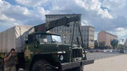 У центрі Києва у військової вантажівки на ходу відмовили гальма: фото і відео наслідків