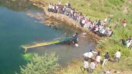 В Индии автобус упал в ущелье, погибли 17 человек