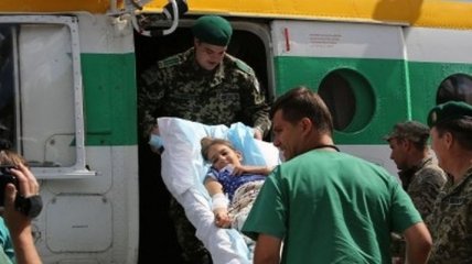 Раненую во время обстрелов Сартаны девочку доставили в Киев