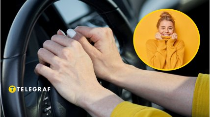 Девушка улыбается