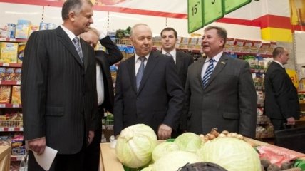 Украинцы в январе перешли на дешевую еду и одежду