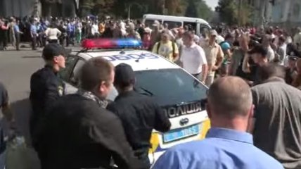 Появилось видео, как полиция забирает раненых после стычки под Радой