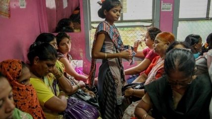 Как выглядят женские вагоны на железных дорогах индийского города Мумбаи (Фото)