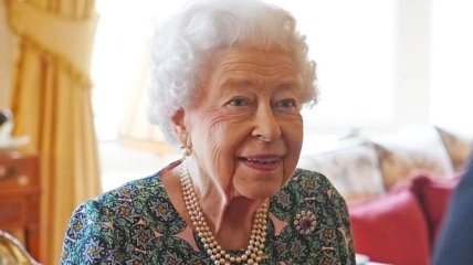 Королева все чаще появляется на людях с тростью