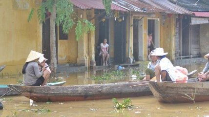 В результате наводнений во Вьетнаме погибли 15 человек