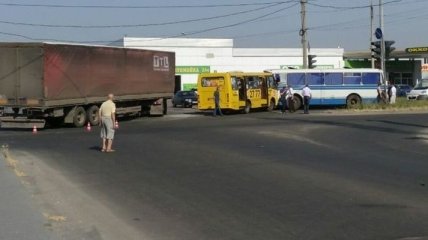 В Мариуполе МАЗ столкнулся с автобусом: 17 пострадавших 