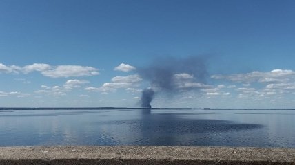 На Київщині масштабна пожежа: пропагандисти рф твердять про "приліт". Що це насправді (фото)