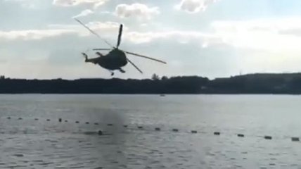 Под Харьковом военный вертолет пролетел так низко над водоемом, что опрокинул лодку с отдыхающими 