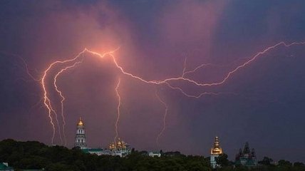 На Киев надвигается шторм: ожидаются грозы и сильный ветер 