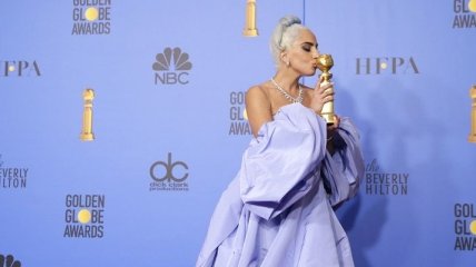 Никуда без статуэтки: известная певица Леди Гага не расстается со своей наградой