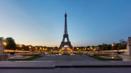 У Парижі відкривається Ейфелева вежа