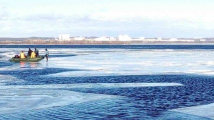 В Киеве 20 рыбаков уплыли на льдине