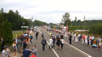 "Путь свободы": жители Литвы проводят акцию в поддержку протестующих в Беларуси (Фото, Видео)