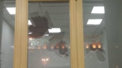 Неизвестные побили окна в здании Киевского городского совета