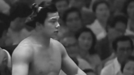В Японии ушел из жизни легендарный борец сумо Тиенофудзи