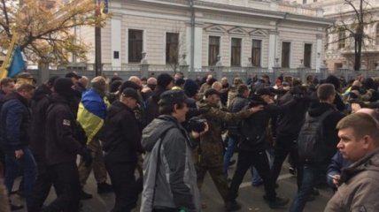 Задержанные активисты вернулись под Раду, ждут прихода Саакашвили
